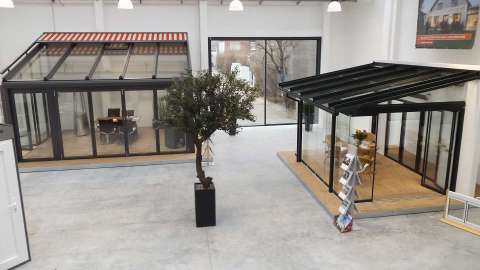 Wintergarten mit Aufglasmarkise und Glashaus in der Ausstellung von Nagelschmidt in Hannover